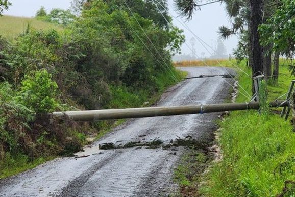 Chuva derruba poste e interdita estrada no Pintadinho; comunidade est&aacute; sem energia