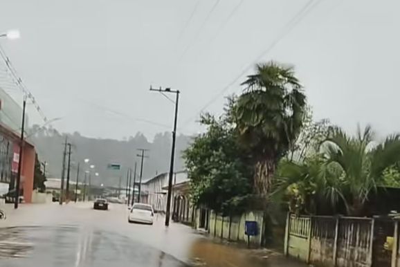 Chuva intensa provoca alagamentos em ruas e invade casas em Cruz Machado