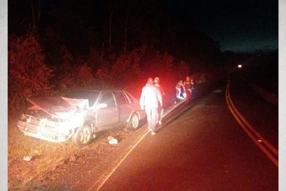 Colis&atilde;o frontal entre carro e moto deixa dois jovens gravemente feridos na PR-364