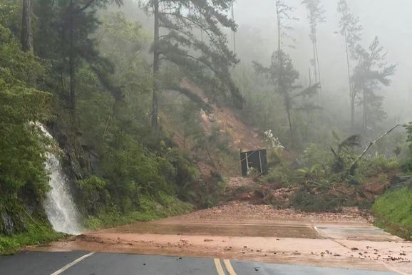 Deslizamento de terra interdita totalmente a PR-170 entre Pinh&atilde;o e Bituruna