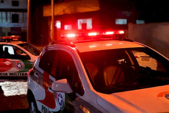 Homem fica ferido ap&oacute;s disparo acidental de arma de fogo em Irine&oacute;polis