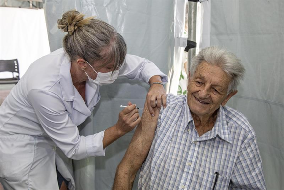 Idosos com 85 anos ou mais j&aacute; podem receber a vacina Pneumo 20 em Porto Uni&atilde;o