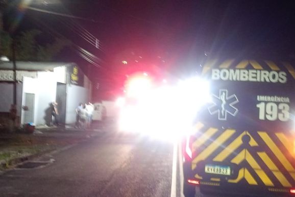Inc&ecirc;ndio atinge oficina mec&acirc;nica no bairro Santa Rosa, em Porto Uni&atilde;o