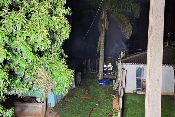 Inc&ecirc;ndio destr&oacute;i resid&ecirc;ncia de madeira no interior de Irine&oacute;polis