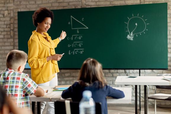 Irine&oacute;polis abre sele&ccedil;&atilde;o para profissionais da educa&ccedil;&atilde;o com sal&aacute;rios de at&eacute; R$ 6,1 mil