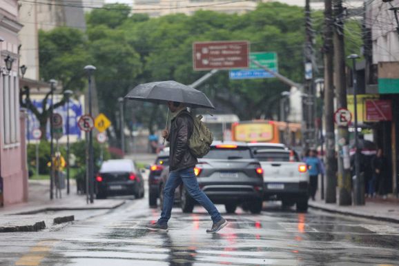 Massa de ar frio perde for&ccedil;a e chuvas voltam ao Paran&aacute; quarta-feira, prev&ecirc; o Simepar