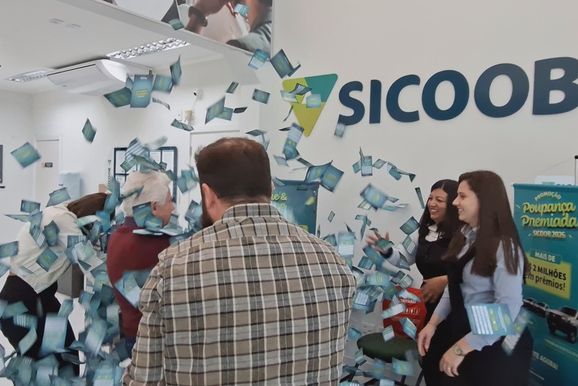 Moradora de Porto Uni&atilde;o ganha iPhone 17 em sorteio do Sicoob