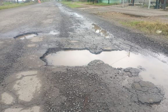 Moradores relatam buracos e dificuldades de tr&aacute;fego na Avenida Bento Munhoz 