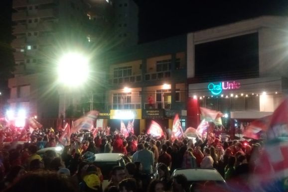 Moradores v&atilde;o &agrave;s ruas comemorar resultado das elei&ccedil;&otilde;es nas cidades g&ecirc;meas