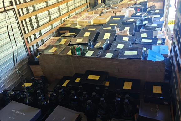 Pol&iacute;cia apreende 9 mil garrafas de vinho argentino e azeite em Porto Uni&atilde;o