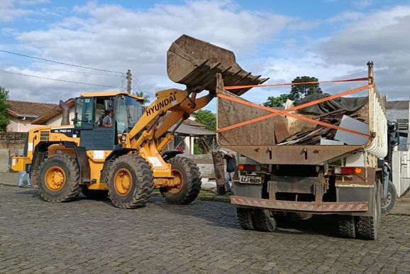 Prefeitura inicia for&ccedil;a-tarefa para limpeza e retirada de entulhos ap&oacute;s enchente 