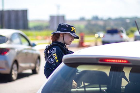 PRF refor&ccedil;a fiscaliza&ccedil;&atilde;o nas rodovias do Paran&aacute; durante feriado de Nossa Senhora Aparecida