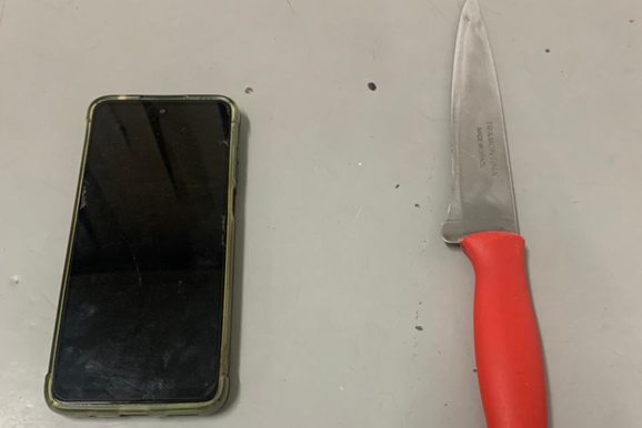 Ap&oacute;s ser assaltado, homem &eacute; agredido com faca pela parceira durante discuss&atilde;o