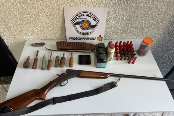Homem &eacute; detido ap&oacute;s PM encontrar espingarda em s&iacute;tio