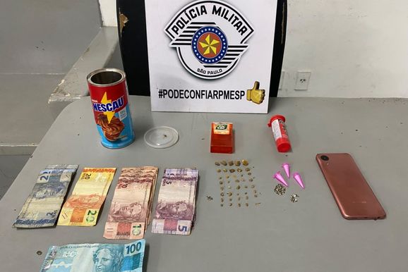Homem &eacute; preso por tr&aacute;fico de drogas ap&oacute;s motorista de aplicativo acionar a PM em Vargem