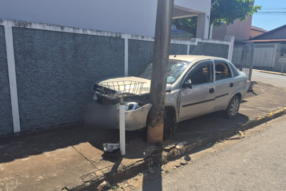 Carro colide com poste ap&oacute;s esquivar de motocicleta em Vargem Grande do Sul