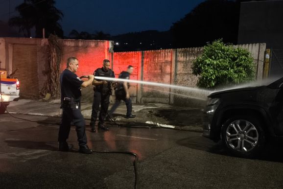 Carro pega fogo na Rua 24 de Janeiro, em Vargem Grande do Sul