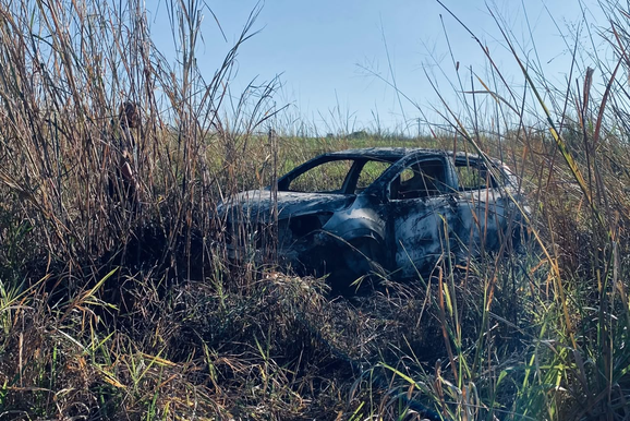 Ve&iacute;culo &eacute; encontrado completamente carbonizado em Vargem Grande do Sul