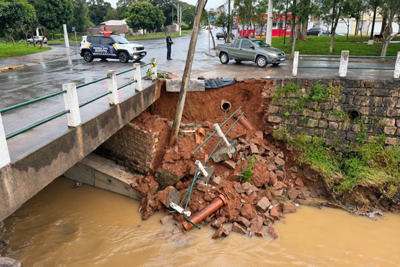 Ponte sobre o Rio Verde &eacute; interditada em Vargem Grande do Sul 