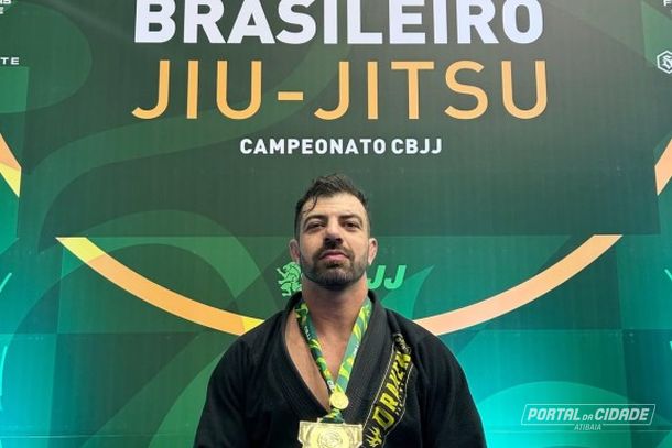 Atleta ap&oacute;s receber medalha no p&oacute;dio 