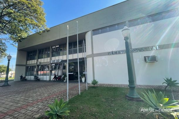 Sess&otilde;es ocorrem nas segundas-feiras.