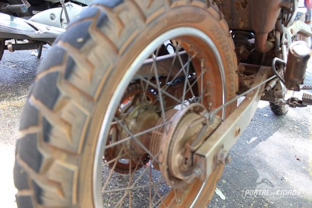 Motociclista foi levado ao hospital.