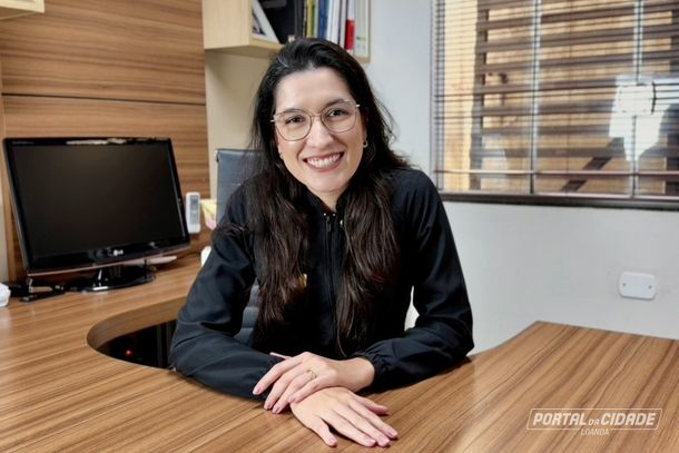 Dra. Aline &eacute; formada pela UEM e fez especializa&ccedil;&atilde;o em endodontia e odontopediatria.