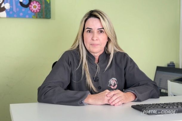Dra. Kelly Rega&ccedil;oni &eacute; propriet&aacute;ria da cl&iacute;nica Pelos Animais.