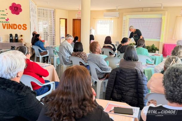 Aproximadamente 60 alunos participam das aulas.