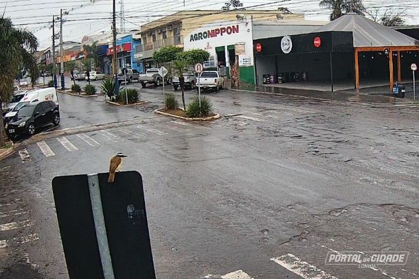 C&eacute;u permanece encoberto.