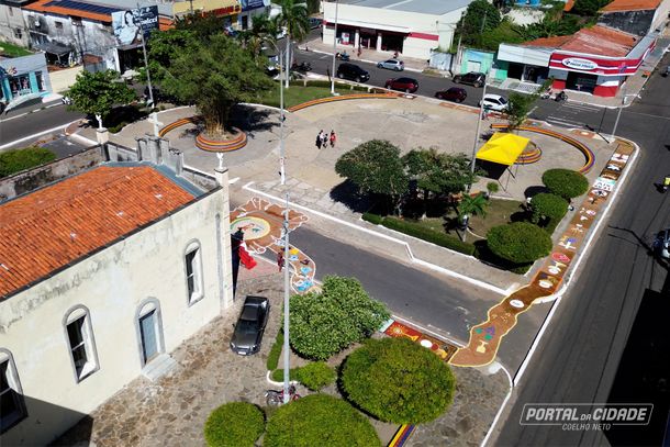 Tapete montado no largo da Igreja Matriz, em Coelho Neto - 2025