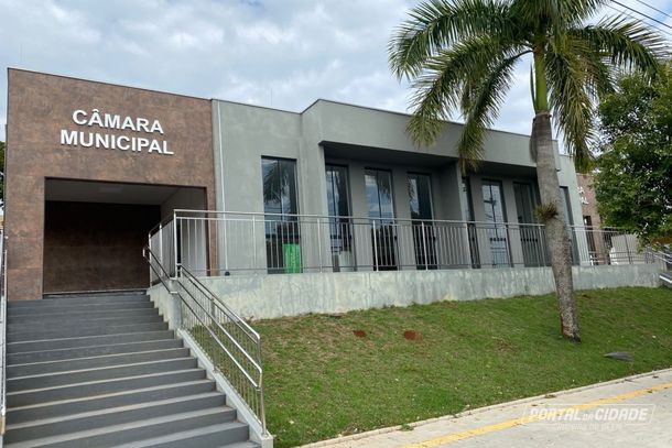 C&acirc;mara Municipal recebeu den&uacute;ncia contra o prefeito de Cruzeiro do Oeste; administra&ccedil;&atilde;o informou que ir&aacute; apresentar esclarecimentos dentro dos prazos legais.
