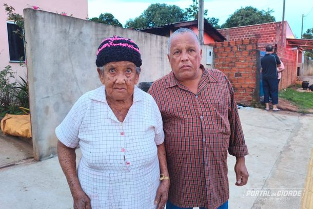 Sebasti&atilde;o e sua m&atilde;e Josefa, tiveram a casa completamente destru&iacute;da pelo inc&ecirc;ndio no Jardim Cruzeiro; fam&iacute;lia perdeu tudo e campanha solid&aacute;ria busca ajuda da popula&ccedil;&atilde;o.