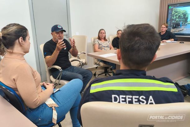 prefeito, secret&aacute;rios e Defesa Civil definiram medidas emergenciais para agilizar o atendimento &agrave;s fam&iacute;lias atingidas pelas chuvas e preparar Cruzeiro do Oeste para poss&iacute;veis novos temporais.