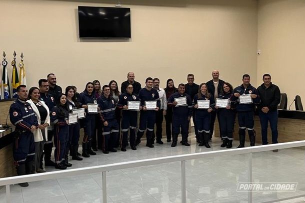 Equipe do SAMU com os Vereadores e o Prefeito.