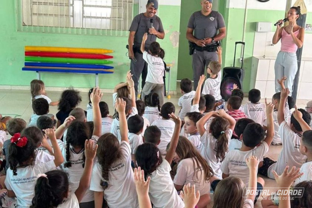 Alunos conhecem profiss&otilde;es em escola de Vargem Grande do Sul