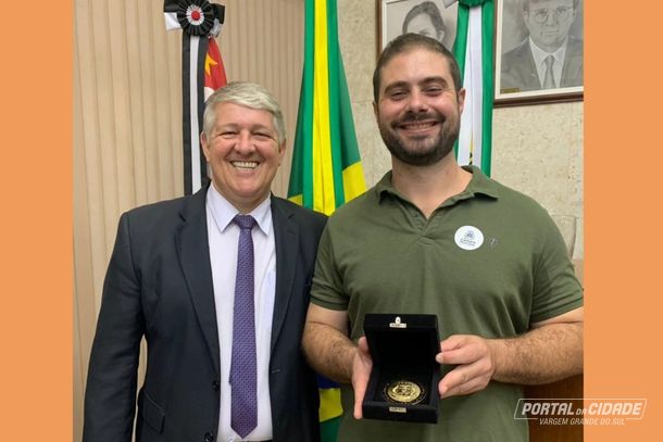 Homenagem: o vereador Rui Nova Onda e o sensei Guilherme Daud durante entrega da Medalha de M&eacute;rito Esportivo