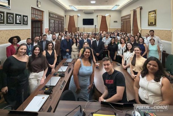 Fisioterapeutas s&atilde;o homenageados em Vargem Grande do Sul 