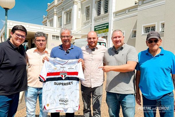  A&ccedil;&atilde;o solid&aacute;ria sorteia camisa oficial do S&atilde;o Paulo autografada por todo o elenco