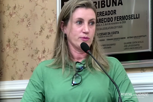 Diretora de Educa&ccedil;&atilde;o Ranata Ta&uacute; responde vereadores sobre piso, faltas e uniformes.