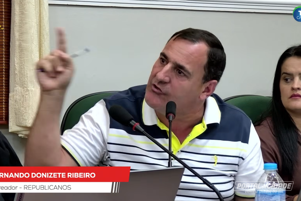 Vereador Fernando Corretor apresentou o pedido de vista que adiou a vota&ccedil;&atilde;o do projeto sobre os decretos municipais.