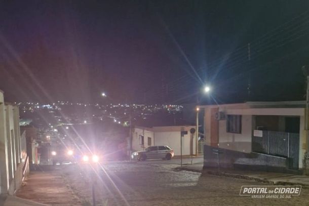 Problema: ve&iacute;culo danificou fia&ccedil;&atilde;o ao passar pela rua Jos&eacute; Bonif&aacute;cio
