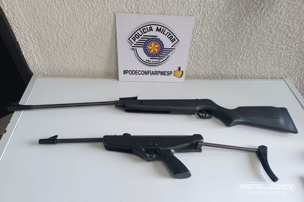 Apreens&atilde;o: duas espingardas de press&atilde;o foram localizadas pela Pol&iacute;cia Militar durante as buscas