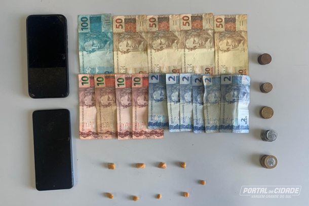 Dupla &eacute; presa com crack e dinheiro durante patrulhamento em Vargem Grande do Sul