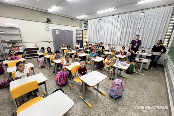 Administra&ccedil;&atilde;o: alunos da rede municipal ainda est&atilde;o sem uniformes escolares