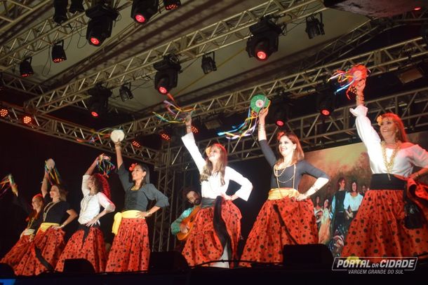 Atra&ccedil;&otilde;es: Festa das Na&ccedil;&otilde;es traz uma grande variedade de dan&ccedil;as e apresenta&ccedil;&otilde;es musicais retratando diferentes pa&iacute;ses