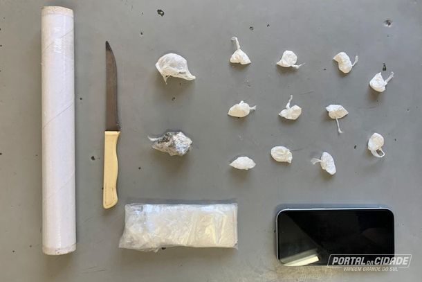 Tr&aacute;fico: PM apreendeu po&ccedil;&otilde;es de coca&iacute;na e maconha, al&eacute;m de itens usados para o preparo e fracionamento das drogas 