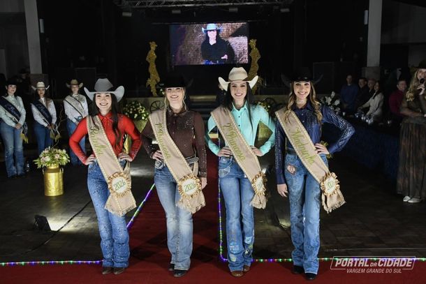 Vencedoras: corte conta com a rainha J&uacute;lia Gabrielly, a 1&ordf; princesa Maria Vit&oacute;ria Milanez, a 2&ordf; princesa Helo&iacute;sa Macedo e a madrinha Maria Fernanda Souza