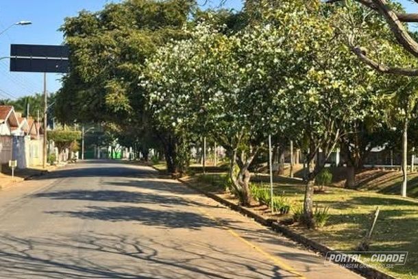 Trecho: utiliza&ccedil;&atilde;o do gramado localizado &agrave; margem do C&oacute;rrego Santana, ao longo da Avenida Hermetti Piochi de Oliveira, foi liberada ao p&uacute;blico durante a passagem do desfile
