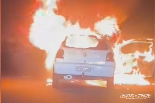 Inc&ecirc;ndio: chamas se espalharam rapidamente e autom&oacute;vel ficou completamente destru&iacute;do
